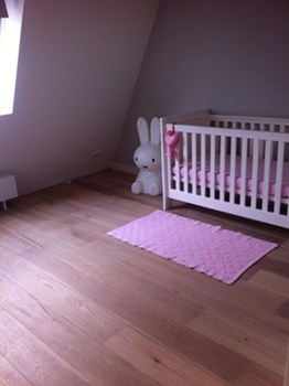 Fam van Veen uit Den Haag.  Lamelparket 14 x 189mm. Onbehandeld, daarna wit geolied.